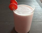 A picture of step 3 of Strawberry milkshake.