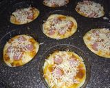 Foto langkah ke 4 dari resep Pizza mini sederhana.