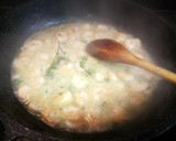 Foto del paso 2 de la receta: Colas de gambas en salsa blanca al tomillo limonero