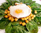 Foto del paso 6 de la receta: Espinacas con garbanzos, huevo frito, soja y miel
