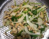 Hình bước làm 1 của món Nghêu lụa xào hành cần
