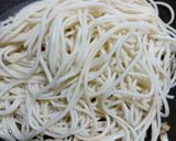 हक्का नूडल्स विथ मंचुरियान ग्रेव्ही (hakka noodles recipe in marathi) रेसिपी स्टेप 7 फोटो 