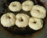 Foto langkah ke 4 dari resep Donat Eggless (Tanpa Telur).