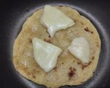 Foto del paso 4 de la receta: Arepa🫓rellena de queso🧀salchicha🌭y ensalada🍅🧅🥕