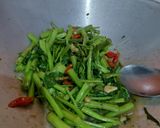 Foto langkah ke 3 dari resep Tumis Kangkung Bawang Putih.
