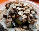 Hình bước làm 3 của món Thịt bò bóp thấu với hành tây, dưa leo