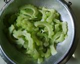 รูปขั้นตอนการทำที่ 1 ของ มะระผัดไข่ใส่แหนม