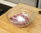 Foto langkah ke 3 dari resep Steak Daging Lokal & Saus Jamur Devina Hermawan.