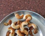A picture of step 4 of Rava banana halwa.