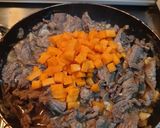 Foto langkah ke 3 dari resep Tumis Daging Saos Tomat dan Wortel.