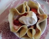 Foto del paso 6 de la receta Cestita de crêpes rellenas de frutos rojos y crema de mascarpone y yogurt griego