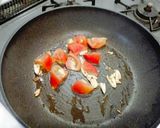 Foto langkah ke 2 dari resep Kangkung tumis tomat + tips kangkung tampil segar.