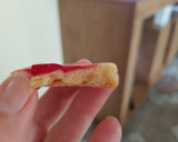 Foto del paso 8 de la receta: Galletitas con jalea de frutillas sin manteca