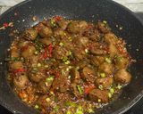Foto langkah ke 3 dari resep Bakso oseng bawang.