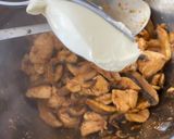 Une image de l'étape 5 de Poulet à la sauce crémeuse.