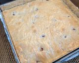 Foto langkah ke 5 dari resep Pecan Blondie Cheesecake with Blackcurrant.