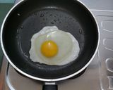 Foto langkah ke 2 dari resep Egg n Smoked Sandwich.