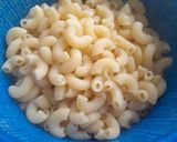Foto del paso 3 de la receta: Tortitas de carne de res con coditos en mantequilla de ajo