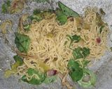 Foto langkah ke 7 dari resep Basil Noodles with Egg Katsu.