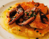 Foto del paso 4 de la receta: Pulpo a la plancha con puré de patata al pimentón