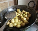 A picture of step 2 of Dum Aloo.