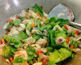 Foto langkah ke 9 dari resep Ayam Kecap Pedas Manis Daun Jeruk extra Telur.