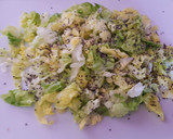 Foto del paso 2 de la receta: Ensalada con pollo, aguacate, frutos secos, semillas y queso