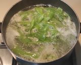 Foto del passaggio 2 della ricetta Cavatelli rigati e pesto di baccelli di fave con fave e piselli