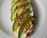 Foto del paso 3 de la receta: Tosta de queso fresco y aguacate