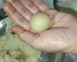 आलू और नारियल के लड्डू (aloo aur nariyal ke ladoo recipe in Hindi) रेसिपी चरण 4 फोटो