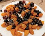Aszalt gyümölcsös joghurt pirított mézes magvakkal recept fázis 2 fotója