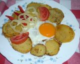 Serpenyős sült krumpli tükörtojással recept fázis 6 fotója