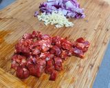 Foto del paso 1 de la receta: Garbanzos con gambas y chorizo