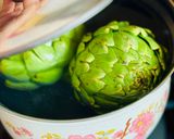 Hình bước làm 2 của món 🌱 Bông Atiso Luộc Chấm Sốt Dấm Mù Tạt (Vegan)
