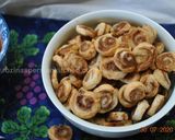 A picture of step 9 of Tiny Cinnamon Rolls شیرینی رول دارچینی.