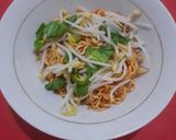 Foto langkah ke 5 dari resep Mie Goreng Pedas by Jesslyn Orlane.