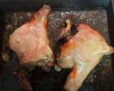 Foto del paso 2 de la receta: Piernas de Cochinillo asado (Tostón asado) con Salsa de manzana y Patatas a la Importancia