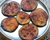 A picture of step 4 of Baingan Bhaja.