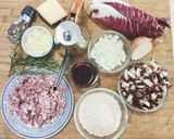 Foto del passaggio 1 della ricetta Risotto al radicchio con salsiccia e asiago