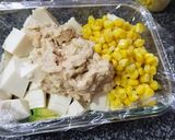 A picture of step 5 of [Diet Series] Avocado Tofu Tuna Salad with Boiled Egg, Cherry Tomatoes, and Corn.