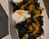 Foto del paso 6 de la receta: Verduretes a l’estil wok amb trompetes de la mort i ou poché