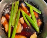A picture of step 2 of Coca cola braised chicken wings.