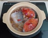 Hình bước làm 2 của món Cá hồi kho hành ớt
