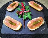 Foto del paso 3 de la receta: Canapé dulce con salmón ahumado, queso y pepinillo