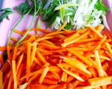 Foto langkah ke 1 dari resep Lumpia Ayam Suwir Wortel.