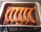 Sült kolbász krumplipürével recept fázis 8 fotója