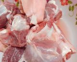 Hình bước làm 1 của món Canh nấm mèo cuộn chả cá
