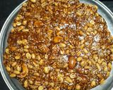 शुगर कारमेलाइज़ड चिक्की (sugar caramelised chikki recipe in Hindi) रेसिपी चरण 8 फोटो