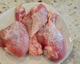 Foto del paso 2 de la receta: Muslos de pollo guisados con pimientos, zanahorias y romero