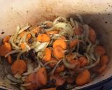 Une image de l'étape 9 de Gigot d'agneau de 8 heures confit d'ail oignon et carottes aux aromates.